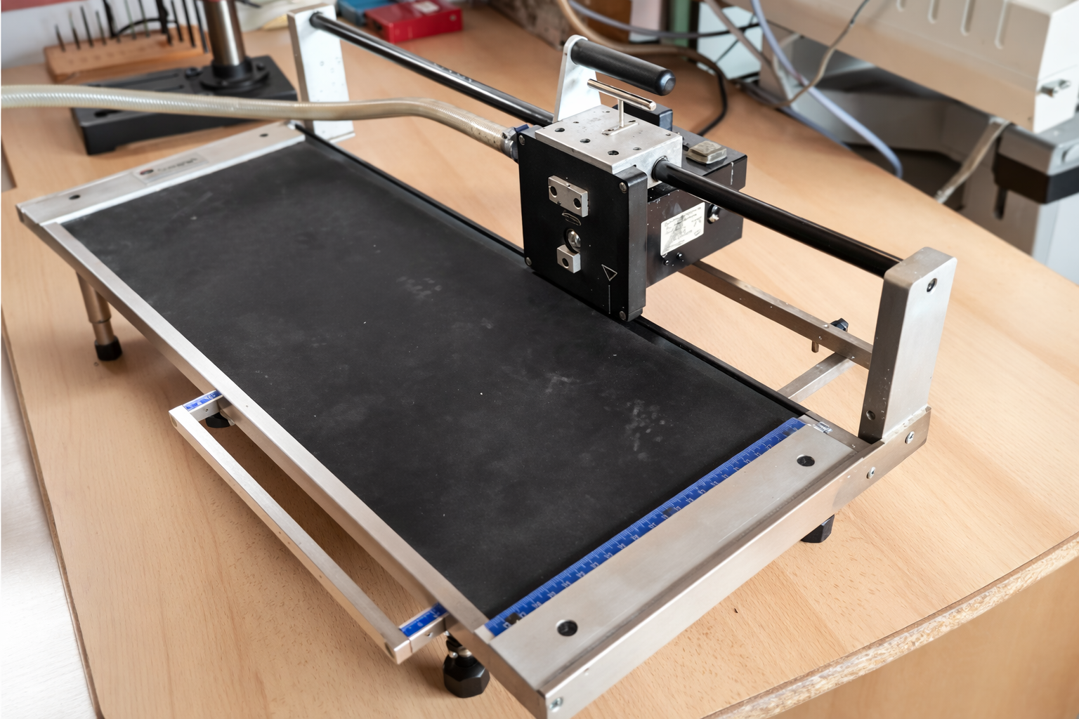 Tischsäge zum Zuschneiden von Schildern
