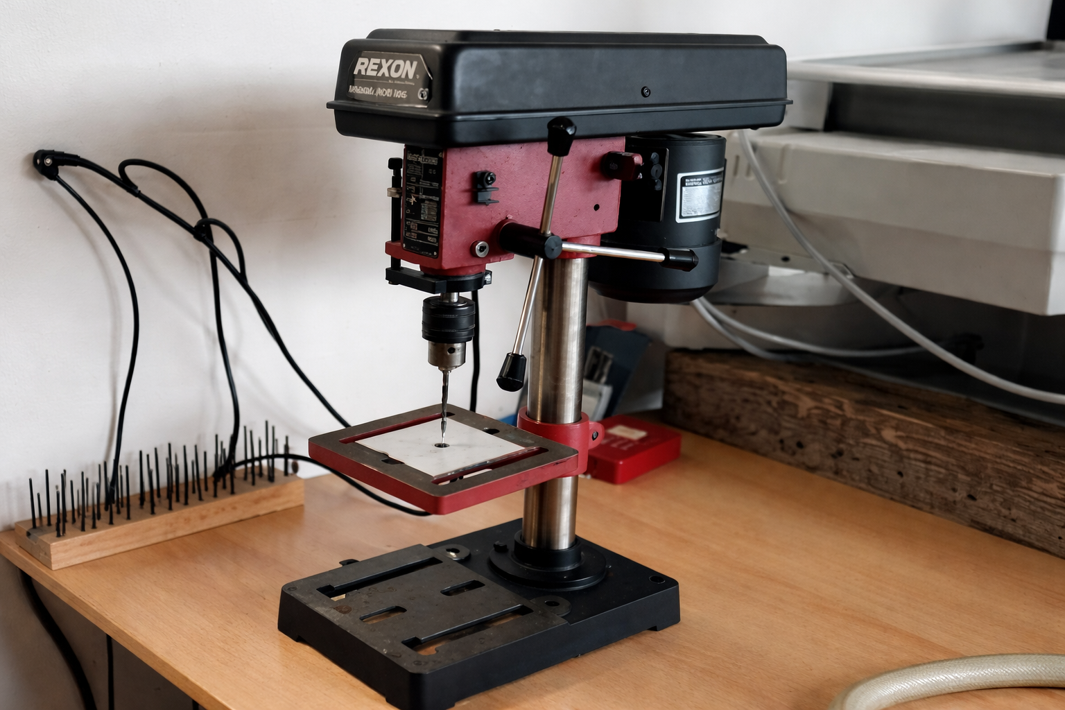 Ständerbohrmaschine zum Lochen von Schildern